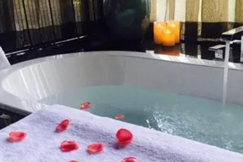 烟台水疗池中的失重冥想：当身体学会漂浮